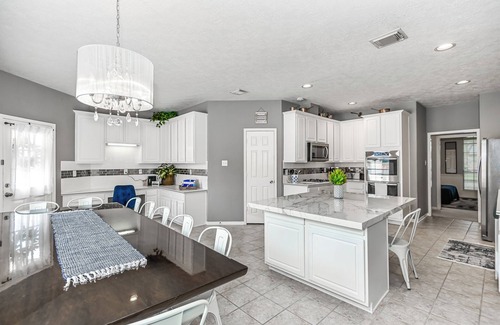 Friendswood House | Single story 4 Bedroom estate. POOL villa in Friendswood + 3 car garage