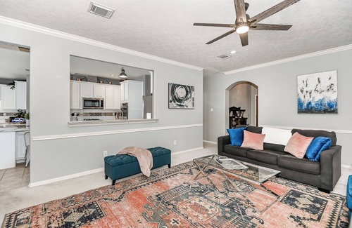 Friendswood House | Single story 4 Bedroom estate. POOL villa in Friendswood + 3 car garage