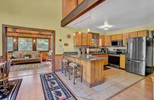Blakeslee House | Sir Jeffrey | Modern Pocono Cabin | Hot Tub|Games
