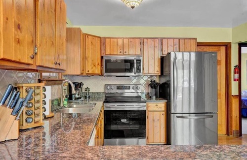 Blakeslee House | Sir Jeffrey | Modern Pocono Cabin | Hot Tub|Games