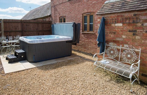 Bidford-on-Avon Cottage | Siskin Barn, Near Stratford-upon-Avon, sleeps 9 guests in 4 bedrooms