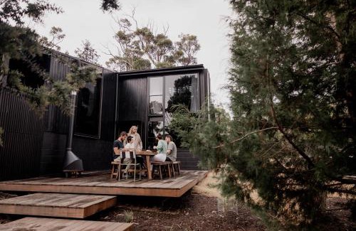 Spring Beach House | 'Sisters' - Cliff top cabin with hot tub
