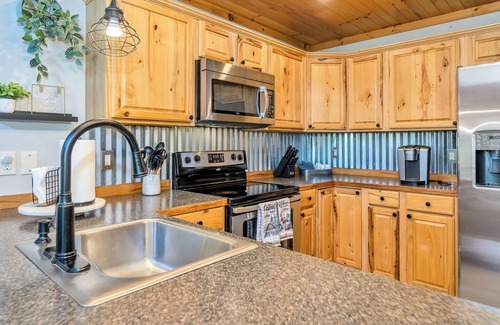 Grassy Creek Cabin | Sit n Ponder Dog-Friendly Log Cabin