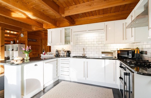 Little Petherick Cabin | Situated in the idyllic Cornish village of Little Petherick, nestled in the picturesque wooded valle