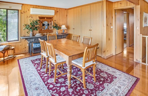 Raymond Island Cottage | Situated overlooking the beautiful Lake King