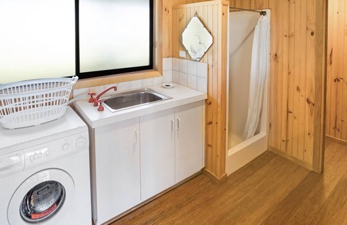 Raymond Island Cottage | Situated overlooking the beautiful Lake King