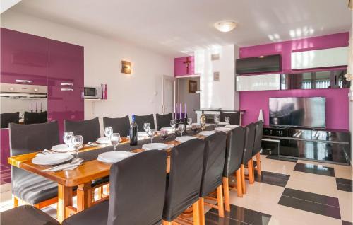 Kamen House | Six-Bedroom Holiday Home In Zrnovnica