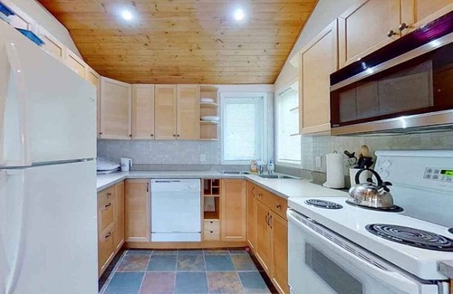 Georgian Bay Cottage | Six-mile Cottage - Three Bedroom Cottage, Sleeps 8