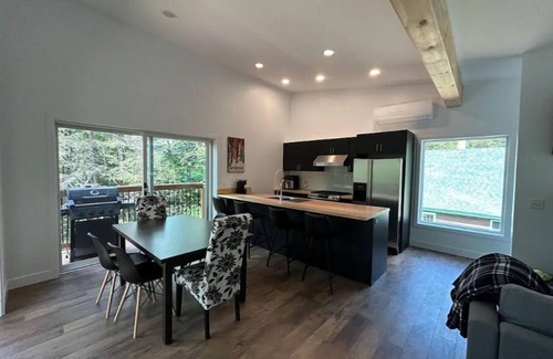 Jay Cottage | Ski, Bike and family fun at "The Future" cottage.