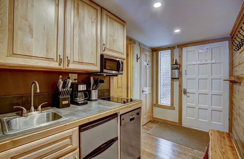 Four O'Clock Condo | Ski-in/200 Steps To Lift, Studio, Perfect for couple or two friends.