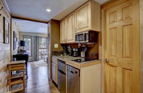 Four O'Clock Condo | Ski-in/200 Steps To Lift, Studio, Perfect for couple or two friends.