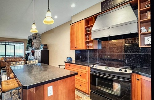Big White Ski Resort House | Ski in/out!4 bdrms,Blacksmith Lodge,views,heated garage,internet,8 pers hot tub
