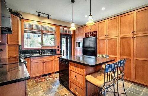 Big White Ski Resort House | Ski in/out!4 bdrms,Blacksmith Lodge,views,heated garage,internet,8 pers hot tub