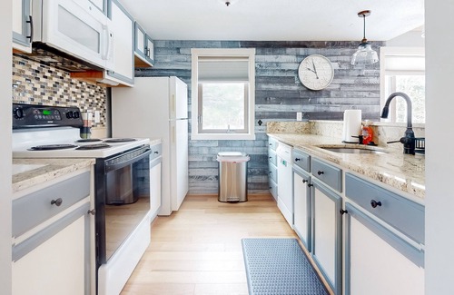 Brownsville Condo | Ski-in/out, dog-friendly condo with prime location for skiing & hiking