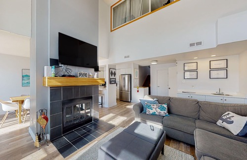 The Blue Mountains House | Ski-in/out townhome with deck, grill, fireplace, central AC & washer/dryer