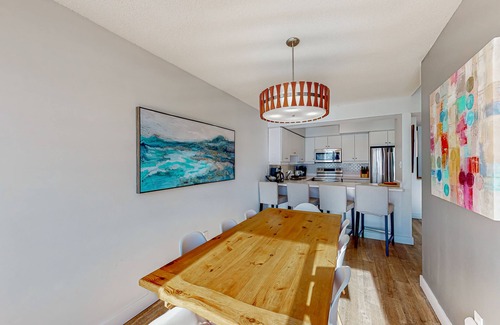 The Blue Mountains House | Ski-in/out townhome with deck, grill, fireplace, central AC & washer/dryer