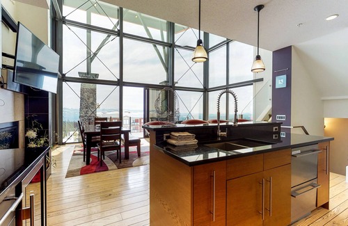 The Edge House | Ski-in/ski-out chalet with WiFi, private hot tub, & mountain views