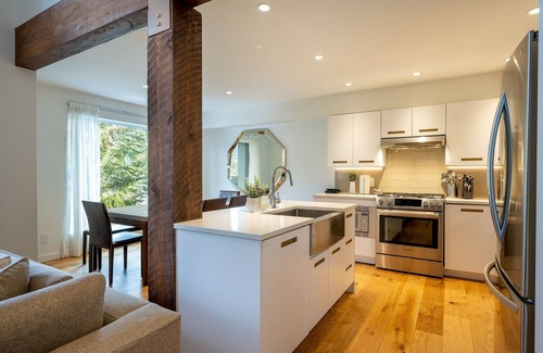 Whistler Village House | Ski In/Ski Out Access | Luxury 3.5BR | Media Room | Hot Tub | Garage | Managed By Aloha Whistler