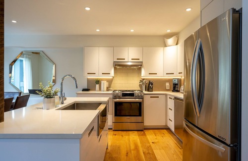 Whistler Village House | Ski In/Ski Out Access | Luxury 3.5BR | Media Room | Hot Tub | Garage | Managed By Aloha Whistler