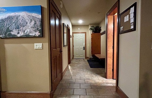 Big White Ski Resort Ski Chalet | Ski-In/Ski-Out Chalet Family-Friendly Happy Valley!