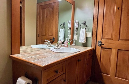 Big White Ski Resort Ski Chalet | Ski-In/Ski-Out Chalet Family-Friendly Happy Valley!