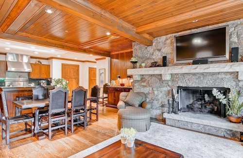 Avon Condo | Ski-In/Ski-Out Condo with a full Kitchen