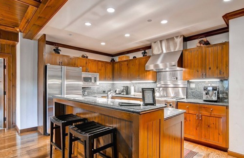 Avon Condo | Ski-In/Ski-Out Condo with a full Kitchen