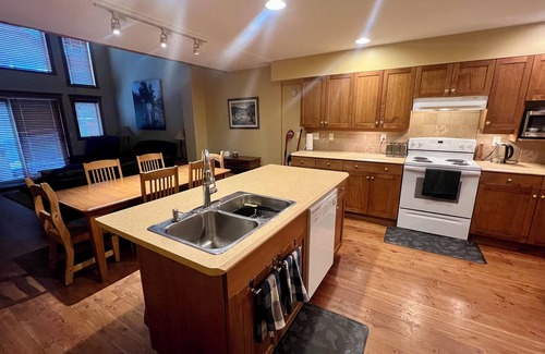 Big White Ski Resort House | SKI in SKI OUT Cosy but Spacious Townhouse in TreeTops with private hot tub