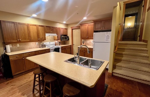 Big White Ski Resort House | SKI in SKI OUT Cosy but Spacious Townhouse in TreeTops with private hot tub