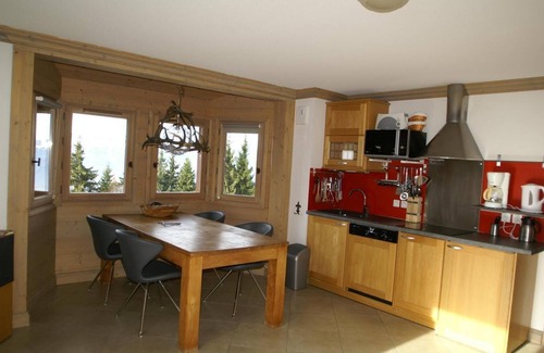 Prapoutel Apartment | Ski-in/ski-out & foot of the slopes, terrace, balcony, parking, ski locker, 60m², Les 7 Laux
