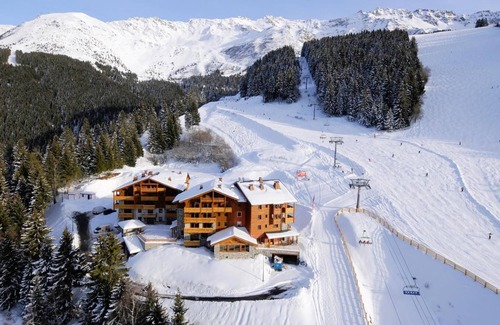 Prapoutel Apartment | Ski-in/ski-out & foot of the slopes, terrace, balcony, parking, ski locker, 60m², Les 7 Laux