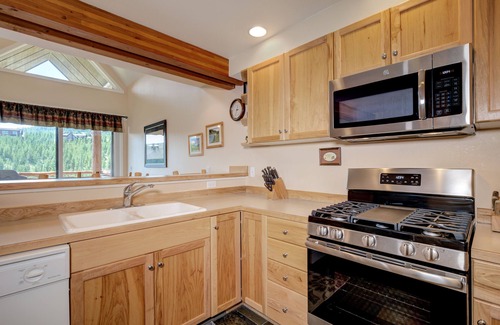 Saddle Ridge House | Ski-in/ski-out Moonlight Basin home w/private hot tub - Saddle Ridge - Iron Horse Haven Chalet