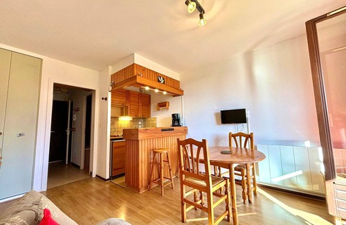 Montcel Apartment | Ski-in studio with balcony, pets allowed