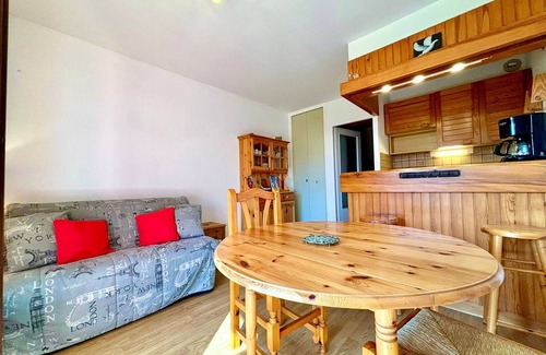 Montcel Apartment | Ski-in studio with balcony, pets allowed