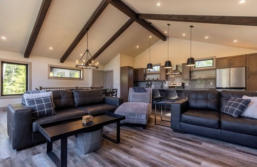 East Kootenay House | Ski In to your Private Hot Tub. Foosball Table.