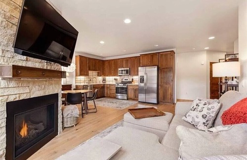 Silverthorne Condo | Ski Powder Getaway on the Blue River with Mountain Views