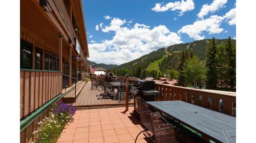 Red River Apartment | Ski View 06 - Ski View 04 Columbine - On Main Street - WiFi - Cable - Fireplace - Trailer Parking In Back - Patio with Gas Gril