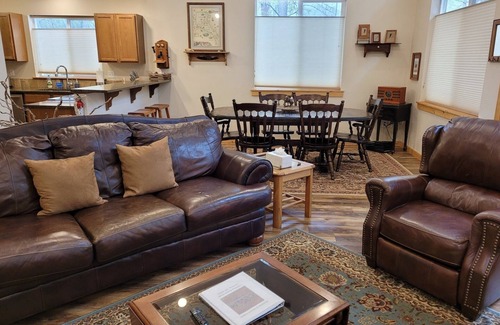 Mazama House | Skiers, Cyclists, Runners! Newly-Built 3 Bedroom House on the MVSTA Trail!