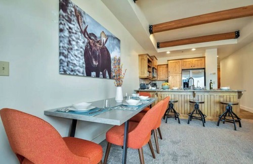 Kimball Junction Condo | skiNewpark35: Walkable w/View, Deck, Hot Tub, Garage