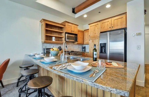 Kimball Junction Condo | skiNewpark35: Walkable w/View, Deck, Hot Tub, Garage