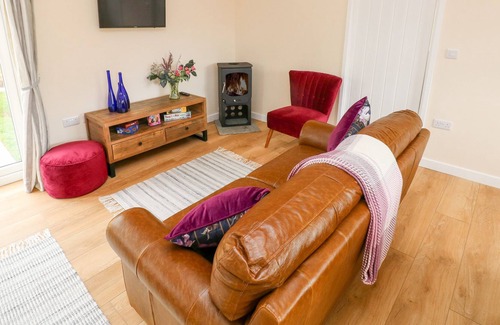 Jameston Cottage | SKOMER LODGE (BIER WOOD LODGES), pet friendly in Manorbier