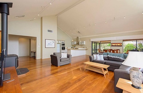 Dalyellup House | Sky Blue Retreat- Family Friendly, WIFI , Escape to Dalyellup