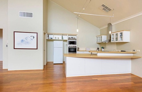 Dalyellup House | Sky Blue Retreat- Family Friendly, WIFI , Escape to Dalyellup