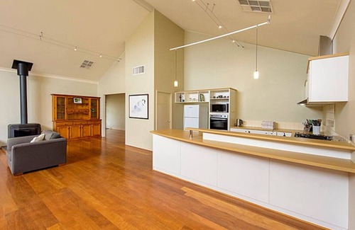 Dalyellup House | Sky Blue Retreat- Family Friendly, WIFI , Escape to Dalyellup