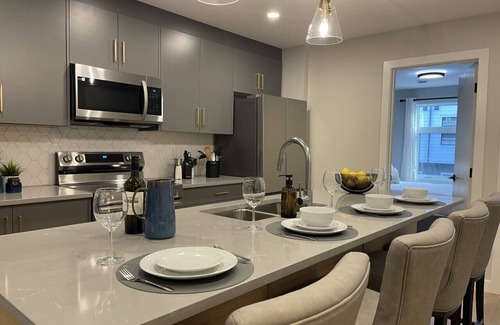 Harvie Heights Apartment | Sky Ridge Heights | Outdoor Hot Tub | Parking