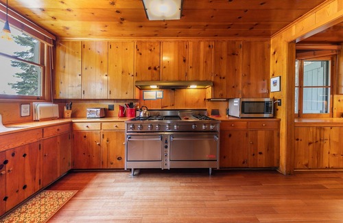 Brockway House | Sky Rocks - Private Beach, Buoy & Pier, HOA Swimming Pool & Tennis