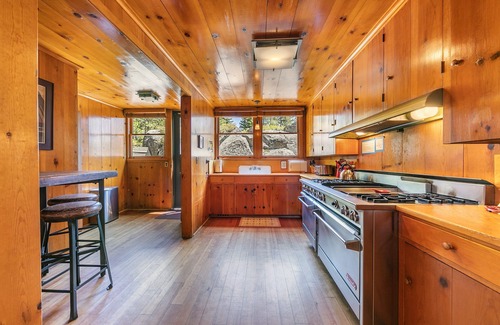 Brockway House | Sky Rocks - Private Beach, Buoy & Pier, HOA Swimming Pool & Tennis