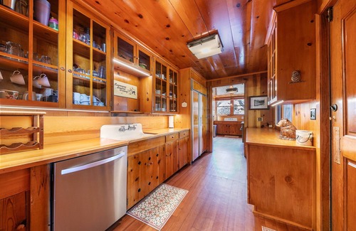 Brockway House | Sky Rocks - Private Beach, Buoy & Pier, HOA Swimming Pool & Tennis