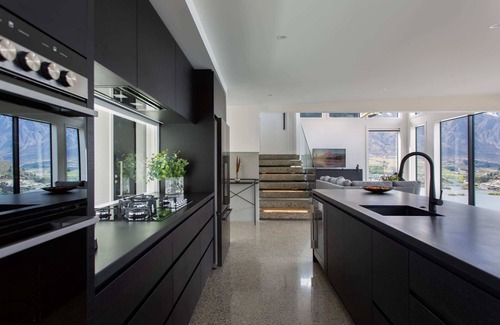 Frankton Villa | Sky Villa B, Free Parking, Gas Fire, BBQ, AC