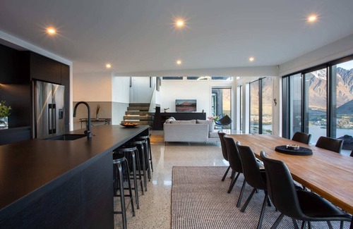Frankton Villa | Sky Villa B, Free Parking, Gas Fire, BBQ, AC